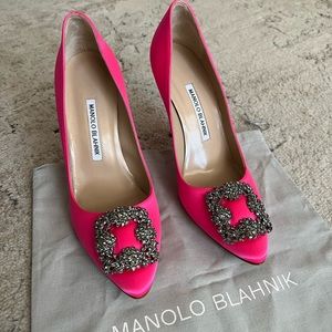 Manolo Blahnik - Hangsi satin crystal buckle pumps. Size 37. Color pink.